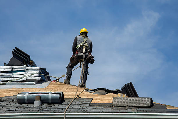 Professional Gutter Installation technician working in Yankeetown, FL